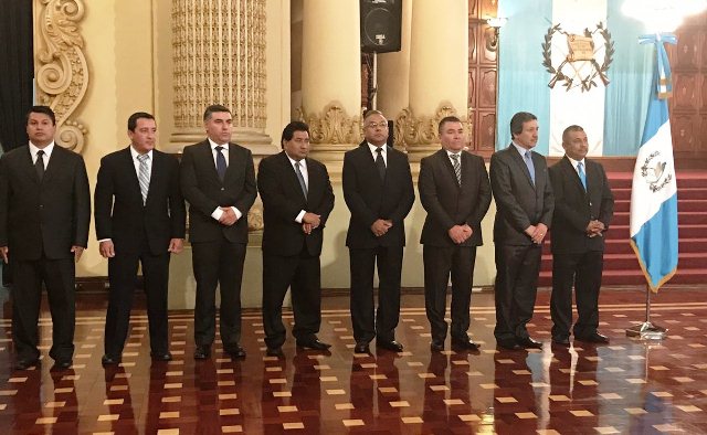 Los ocho gobernadores juramentados por la Presidencia en marzo. Foto Prensa Libre: SCSPR