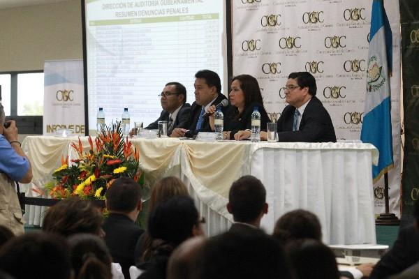 La Contralora Nora Segura,   junto a su equipo de trabajo. al momento de presentar el informe de auditoría al Presupuesto 2013 y auditorías especiales, ayer, en la sede de la CGC.