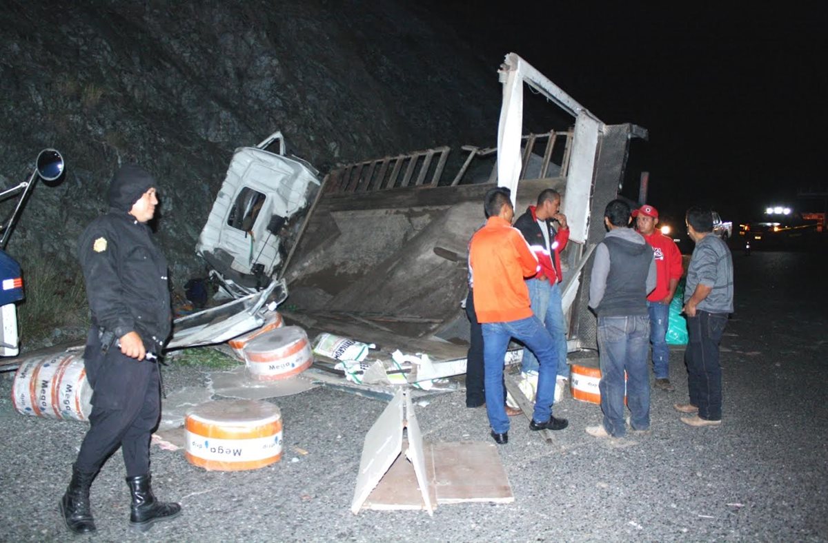 Camión queda destruido luego de choque en Morazán, El Progreso. (Foto Prensa Libre: Héctor Contreras)
