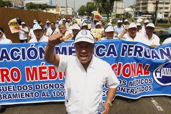 Miles de trabajadores de la región  marchan para exigir el respeto de sus derechos. (Foto Prensa Libre: AFP).