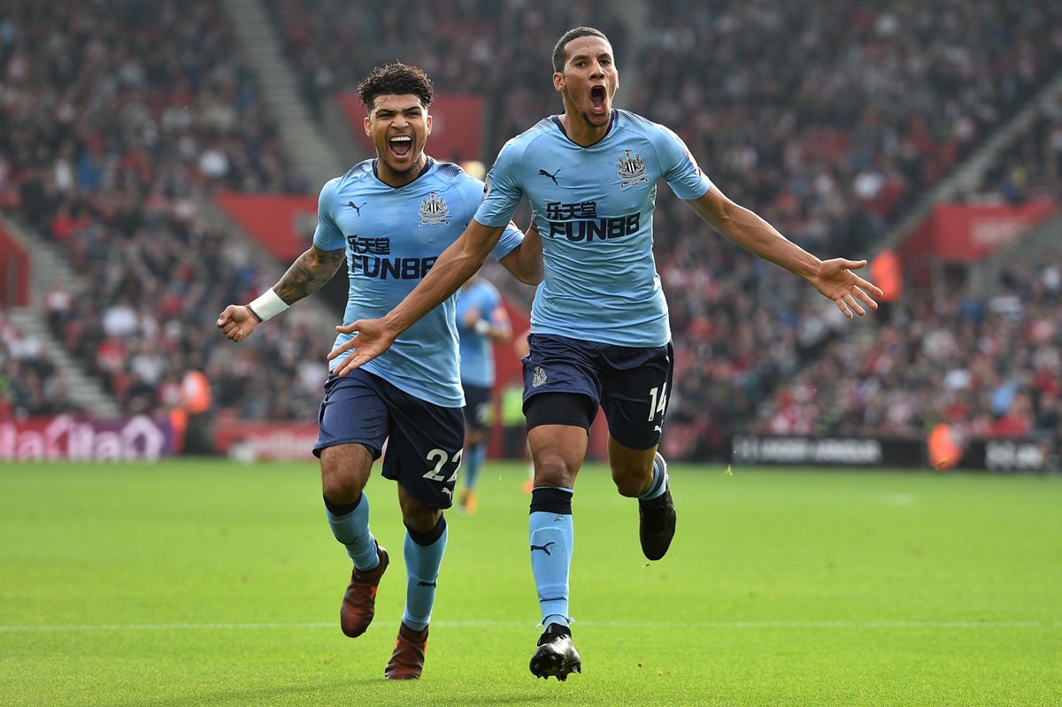 Mike Ashley, dueño del cien por ciento del Newcastle United, ha puesto a la venta el equipo. (Foto prensa libre: AFP)