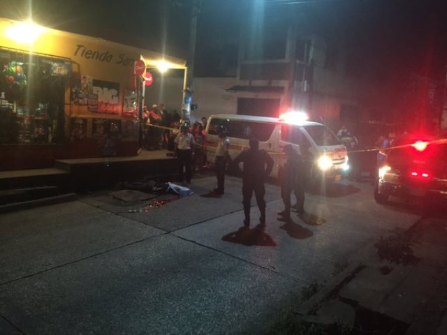 Autoridades acordonan el área donde quedó tendido el cadáver de la víctima. (Foto Prensa Libre: CVB)