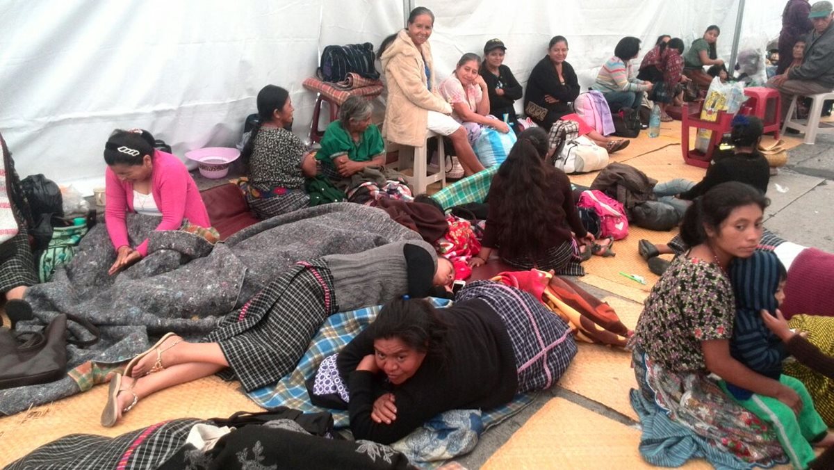 Unas 200 personas pasaron la noche afuera del Congreso, exigen cambios a la Ley Electoral. (Foto Prensa Libre: É. Ávila)