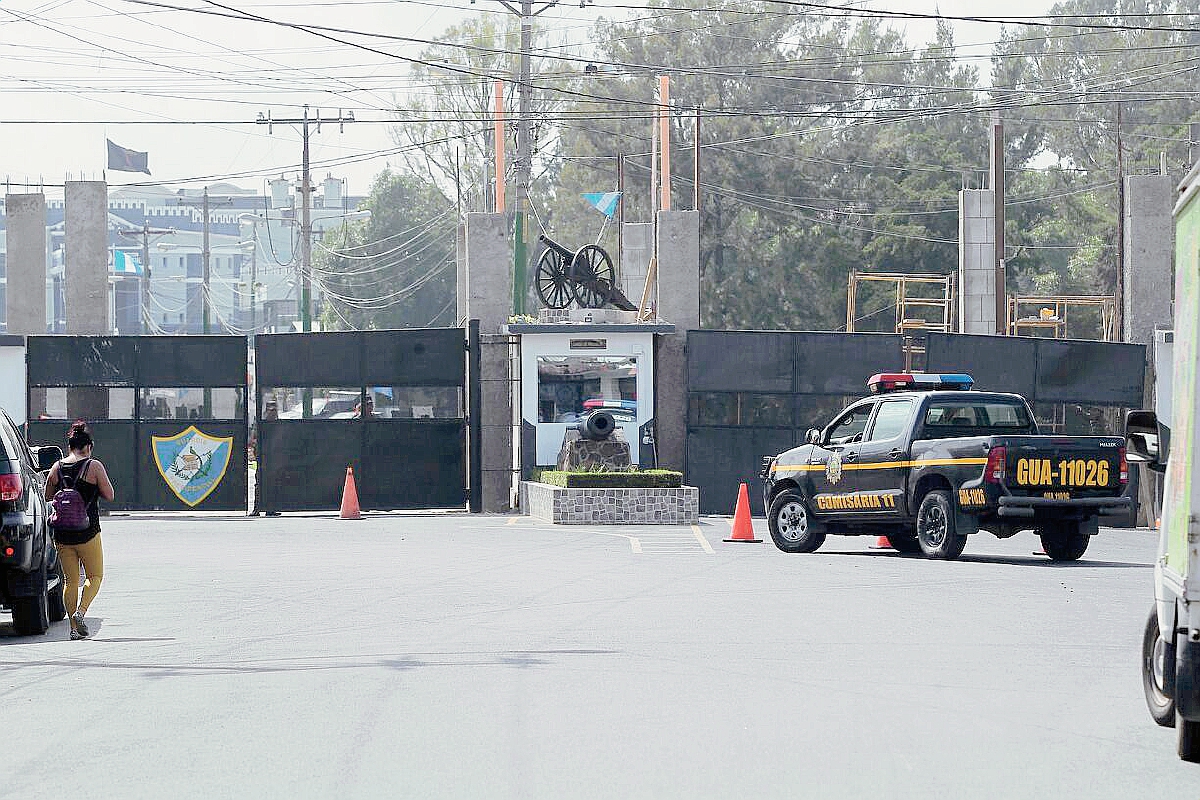 La Policía Nacional Civil y agentes del Ministerio Público hacen una requisa en el centro carcelario Matamoros. (Foto Prensa Libre: Álvaro Interiano).
