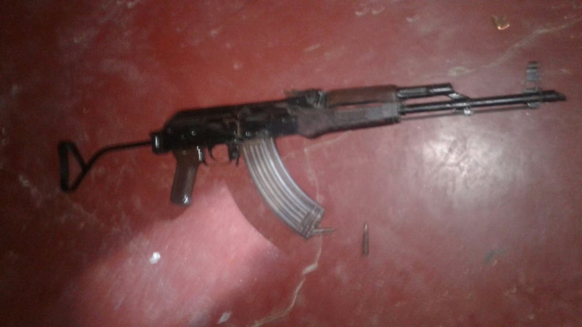 A los detenidos se les incautó un fusil Ak-47 y otras armas. (Foto Prensa Libre: PNC)