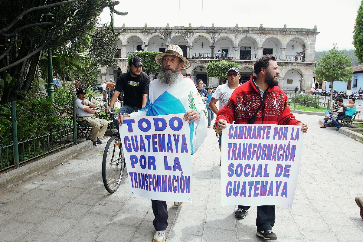 El Caminante recorre el parque central de Antigua Guatemala, Sacatepéquez. (Foto Prensa Libre: Miguel López)