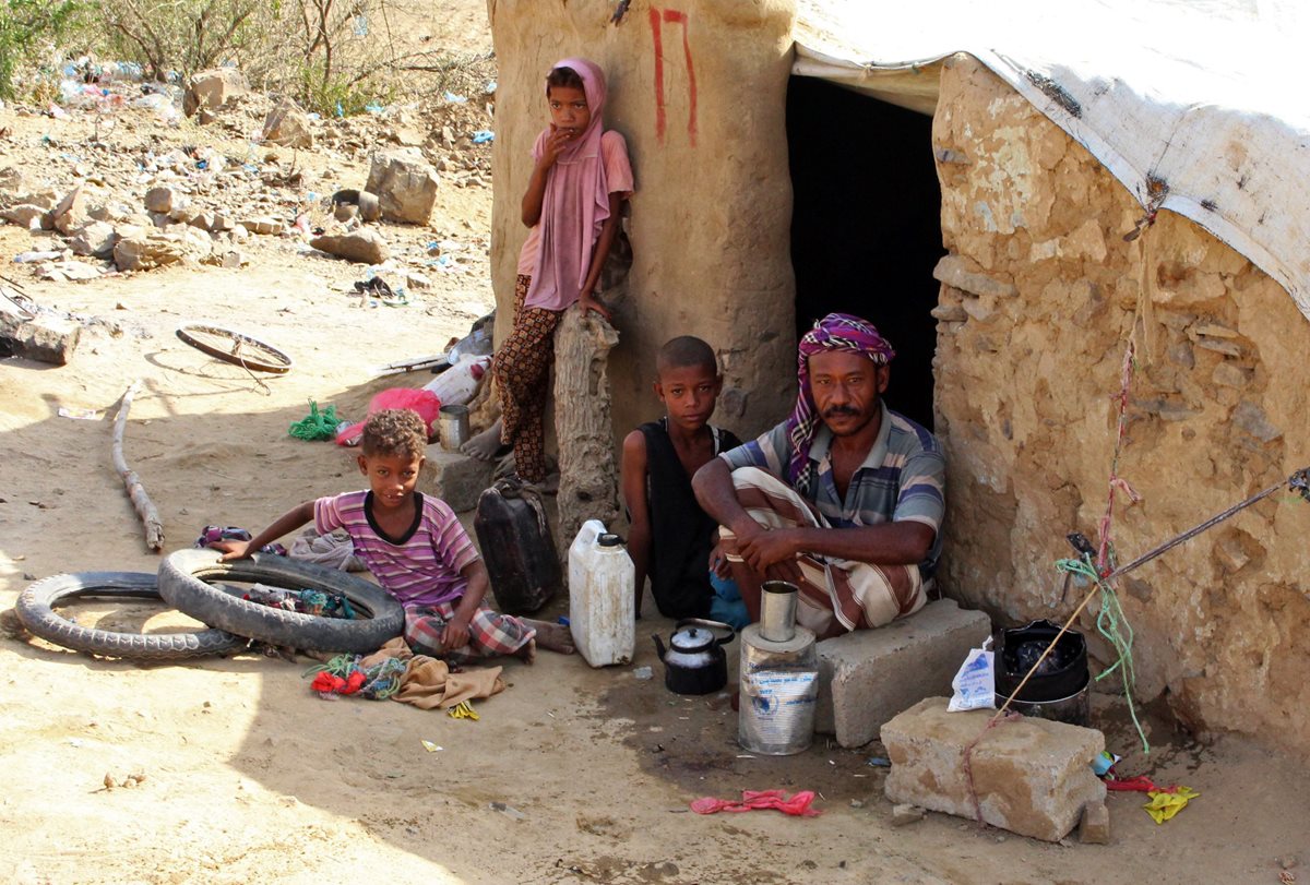 Cientos de familias se han desplazado en Yemen, huyendo de la guerra. (Foto Prensa Libre: AFP)