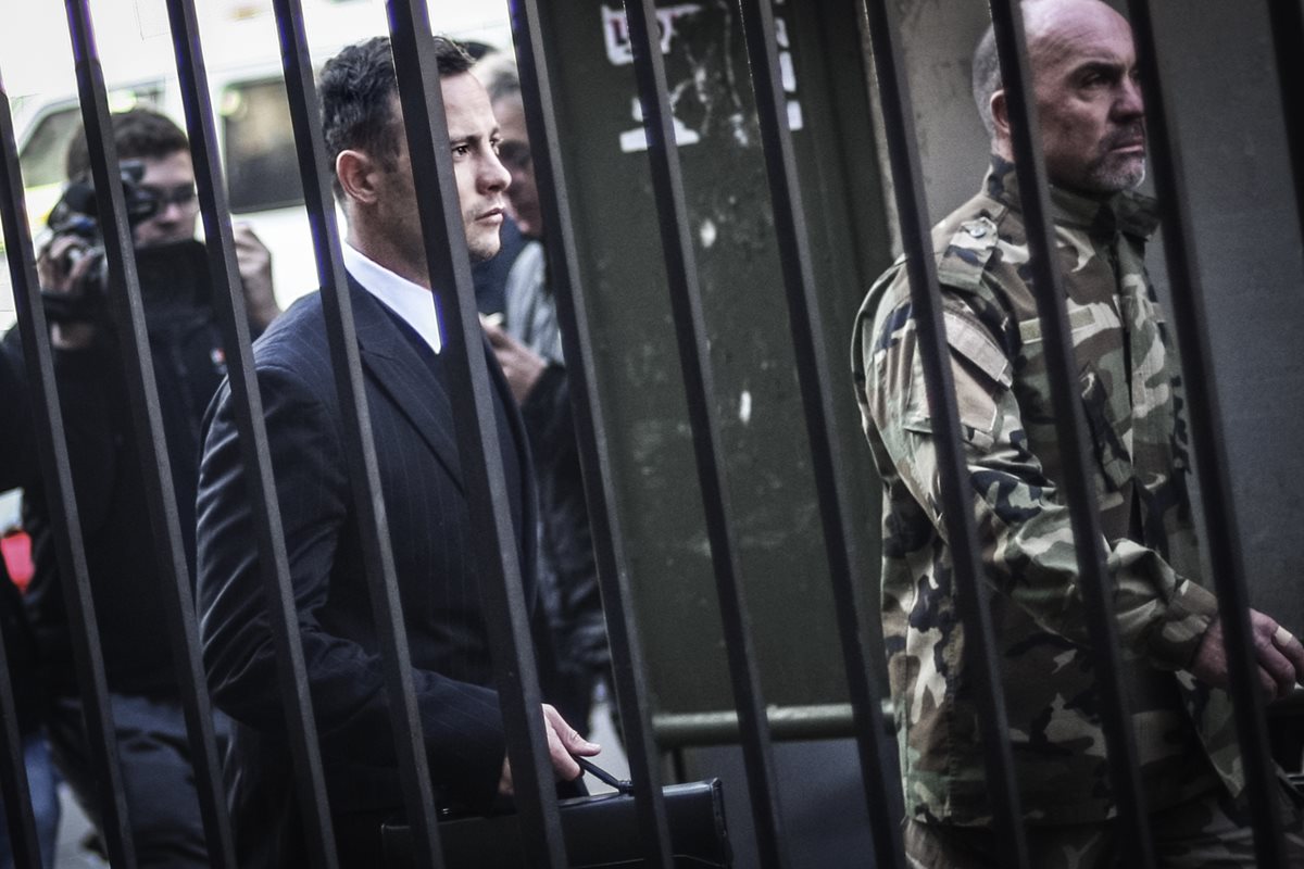 Este viernes la sentencia a Óscar Pistorius fue ampliada por segunda ocasión, la defensa del exatleta paralímpico aún no se ha pronunciado. (Foto Prensa Libre: AFP)