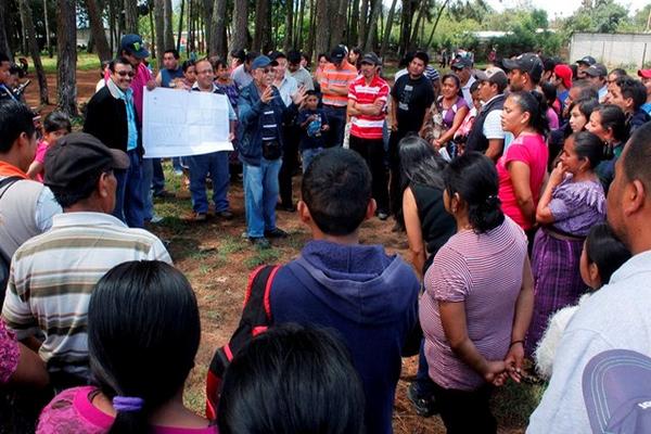 Trabajador edil explica a vecinos de El Tejar la necesidad de hacer una buena obra. (Foto Prensa Libre: Víctor Chamalé)