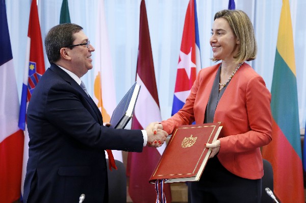 El canciller cubano Bruno Rodríguez (i), saluda a la jefa de la diplomacia europea, Federica Mogherini. (Foto Prensa Libre: AFP)