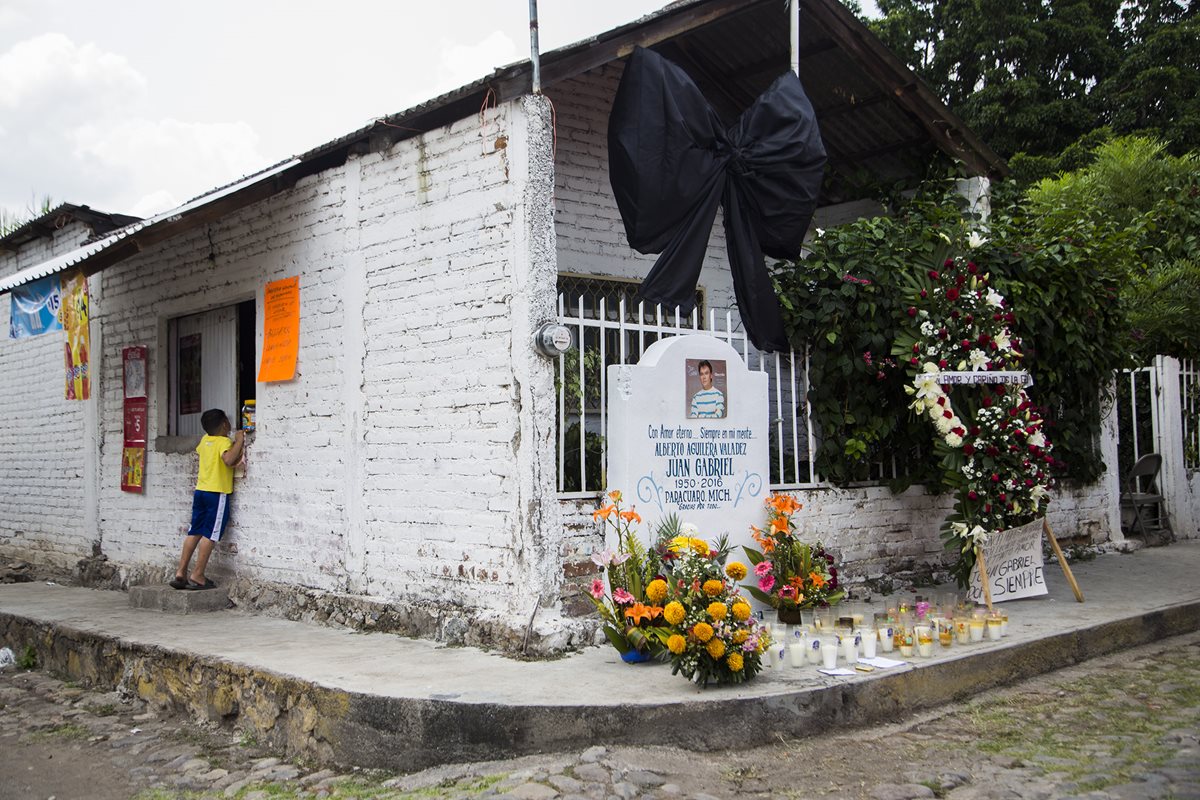 Un altar en honor del cantante Juan Gabriel en su pueblo natal, Parácuaro, Michoacán. (Foto Prensa Libre: AFP)