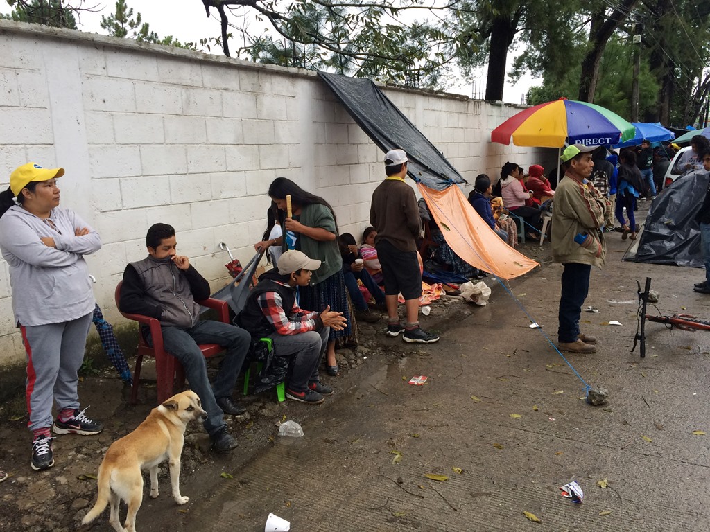 Algunos de los padres de familia que pernoctaron frente al Instituto Normal Mixto del Norte, en Cobán. (Foto Prensa Libre: Eduardo Sam).
