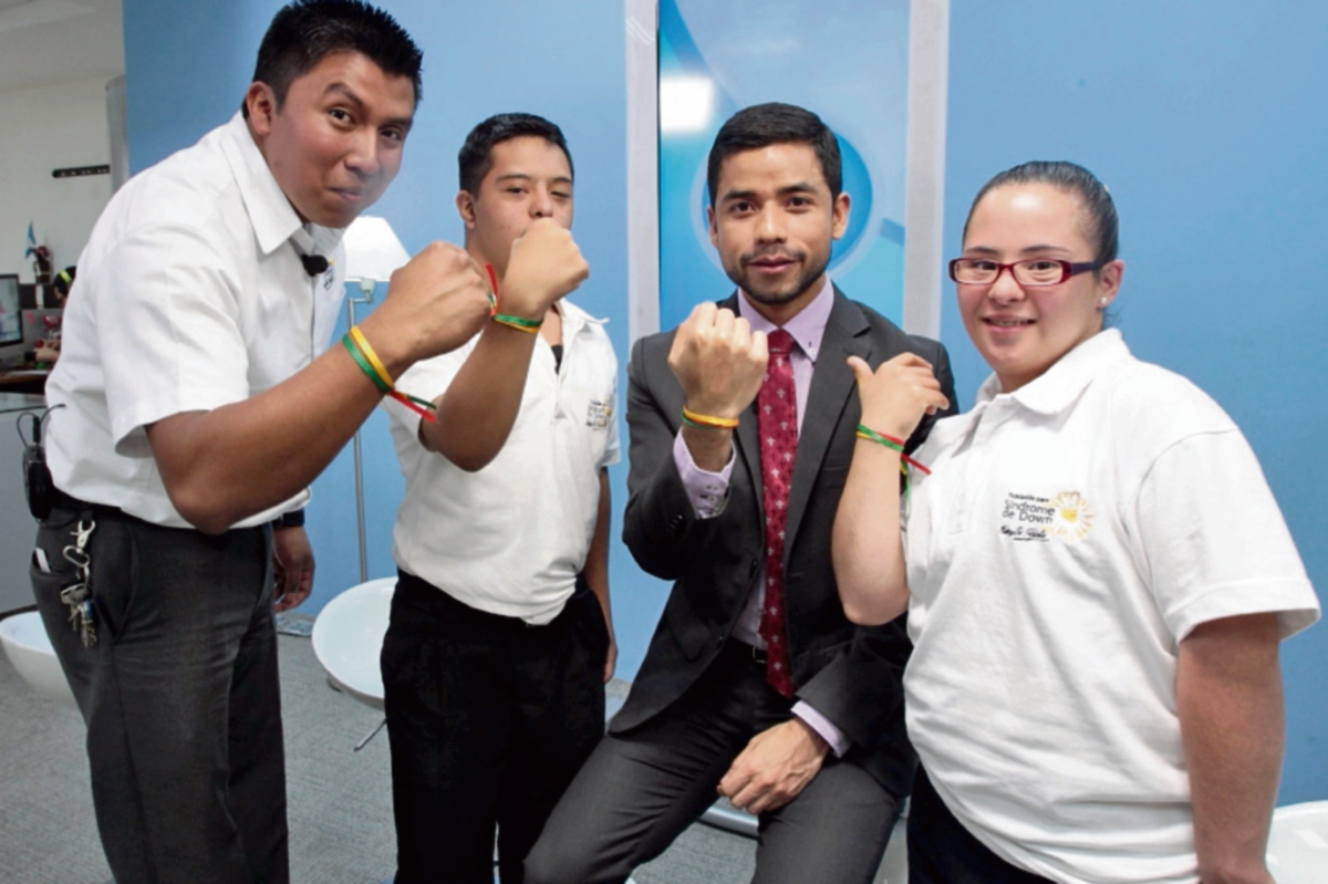 Wilber Gómez, Érick Morataya, Cristián Dávila y Sofía Incer muestran sus manos con listones de colores como parte de la campaña Enlázate. (Foto Prensa Libre: Yadira Montes)