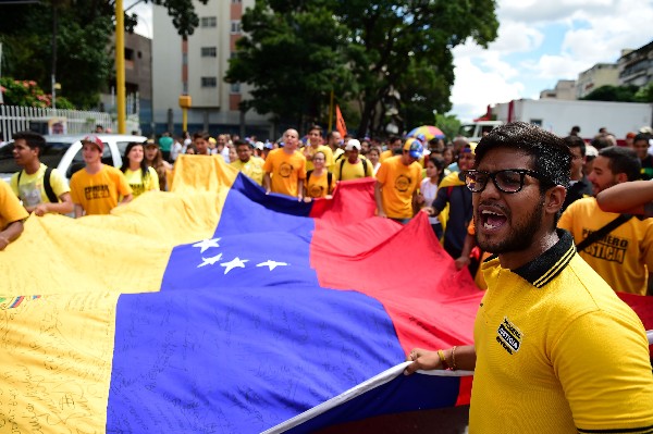Estudiantes protestan contra el gobierno del presidente Nicolás Maduro en Caracas.(Foto Prensa Libre: AFP)