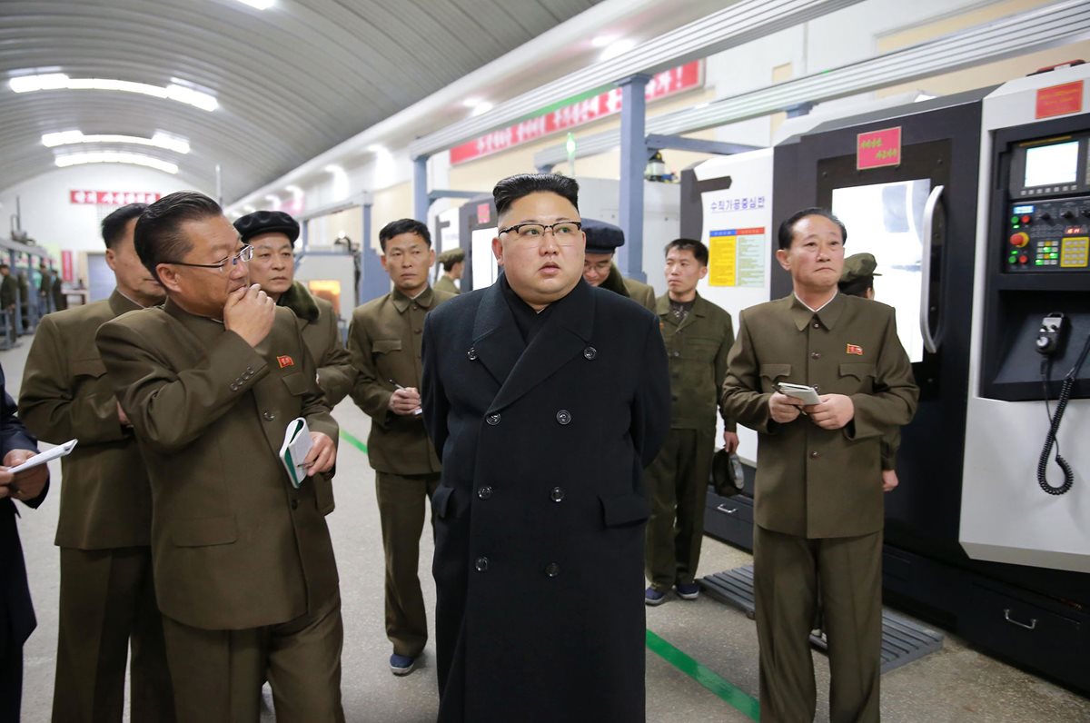 Kim Jong-Un (C), inspeccionó la planta de máquinas de precisión Kangdong en Pyongyang, en Corea del Norte. (Foto Prensa Libre: AFP).
