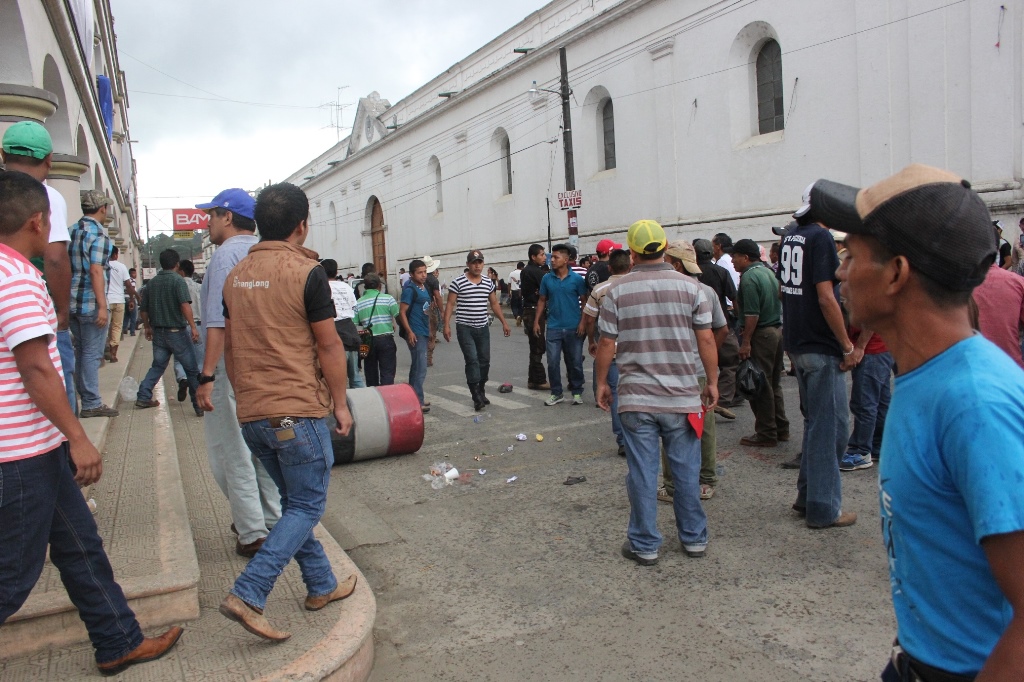 Pobladores de San Pedro Carchá, Alta Verapaz, se enfrentan a causa de alcalde de este municipio. (Foto Prensa Libre: Ángel Martín Tax)