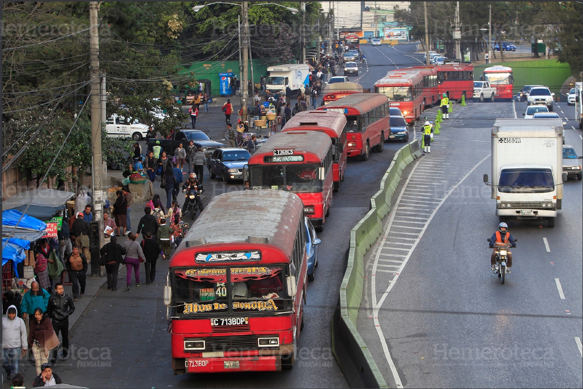 Los científicos no recomiendan que el Ejecutivo reactive el transporte público. (Foto Prensa Libre: HemerotecaPL)