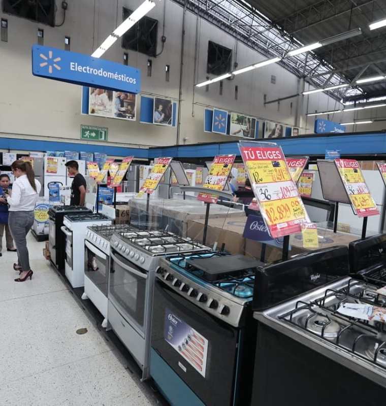 Según estudios de Walmart entre los productos que más buscan los clientes durante el Día Más Barato del Año son estufas, microondas, refrigeradoras, entre otros. (Foto Prensa Libre: Juan Diego González)