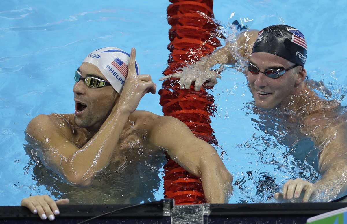 James Feigen (derecha) junto a Michael Phelps en los juegos olímpicos. (Foto Prensa Libre: AP)