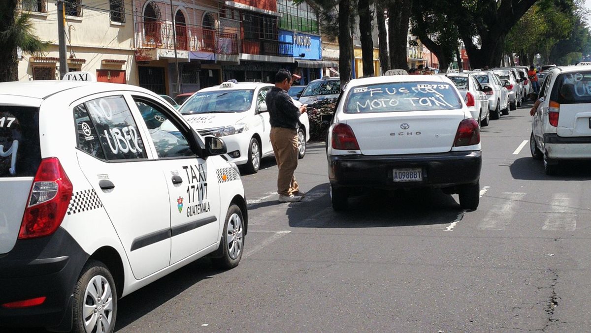 Manifestación de taxistas se efectúa en la zona 11 de la capital. (Foto Prensa Libre: Estuardo Paredes)