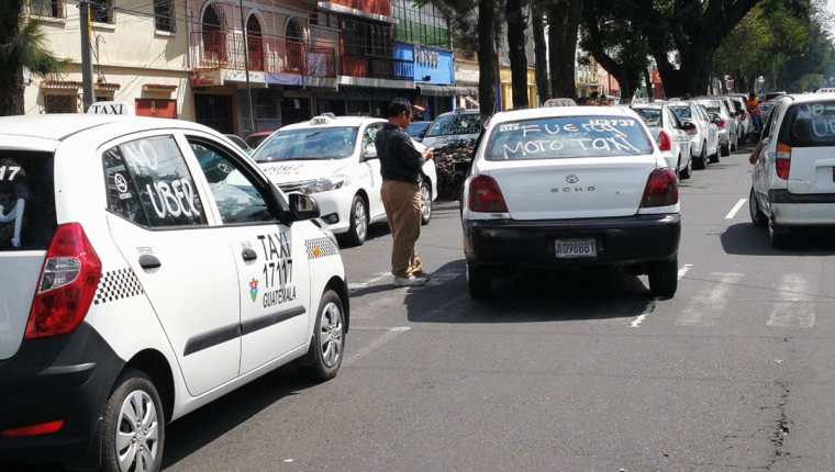 Manifestación de taxistas se efectúa en la zona 11 de la capital. (Foto Prensa Libre: Estuardo Paredes)