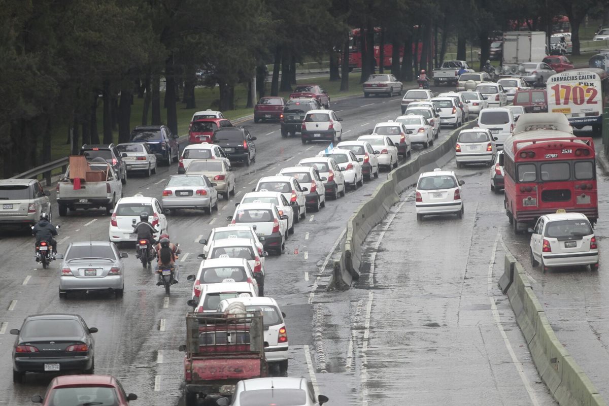 Los taxistas en caravana se dirigen a la Municipalidad de Guatemala para manifestar su inconformidad sobre multas impuestas por Emetra. (Foto Prensa Libre: Erick Ávila)
