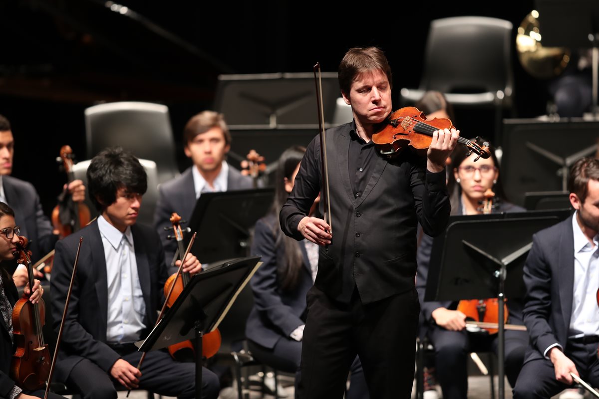 El estadounidense Joshua Bell, considerado el mejor violinista del mundo, se presentó en Guatemala este sábado. (Foto Prensa Libre: Keneth Cruz).