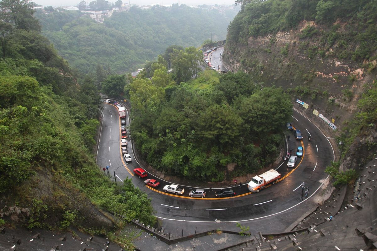 La ruta desde la avenida Hincapié hacia Boca del Monte está cerrada por un derrumbe en el área. (Foto Prensa Libre: Álvaro Interiano)