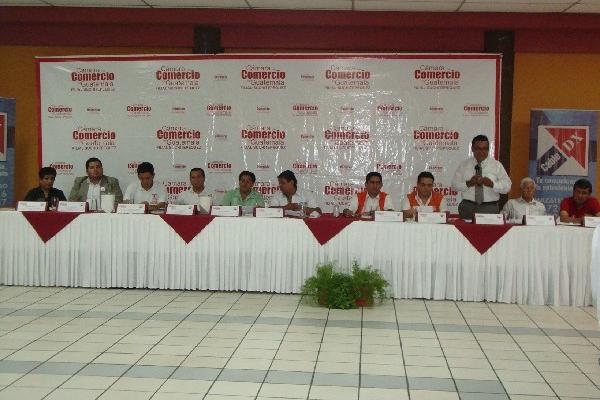 LOS Candidatos a la comuna de Mazatenango —arriba, en  un foro—  no presentaron  propuestas idóneas para el siguiente  período administrativo, dijo el educador David Castillo.