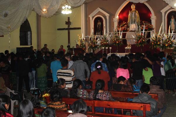 feligreses celebran canonización de Juan Pablo II.