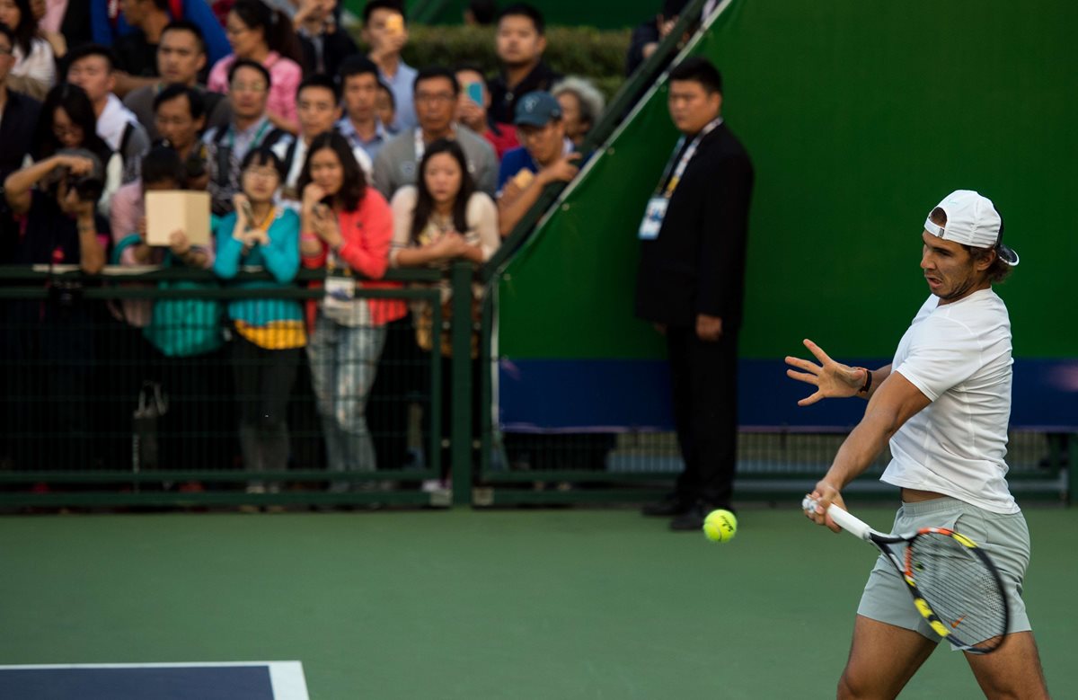 Rafael Nadal durante un entrenamiento en Shanghai. (Foto Prensa Libre: AFP)
