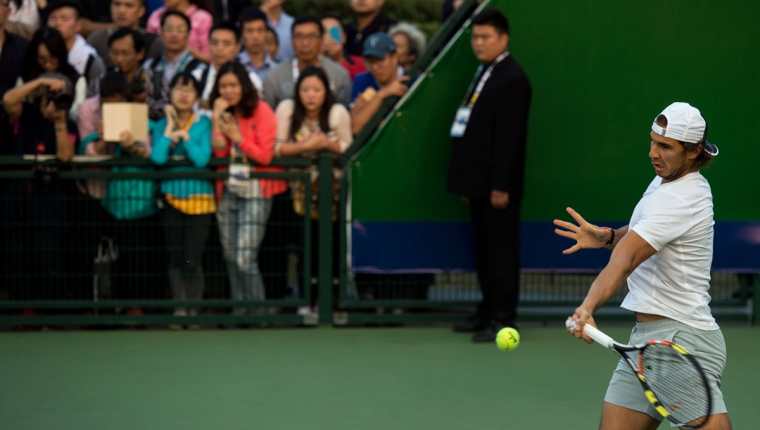 Rafael Nadal durante un entrenamiento en Shanghai. (Foto Prensa Libre: AFP)