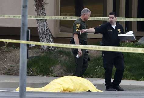 Policia investiga el área de la balacera. (Foto Prensa Libre: AP)