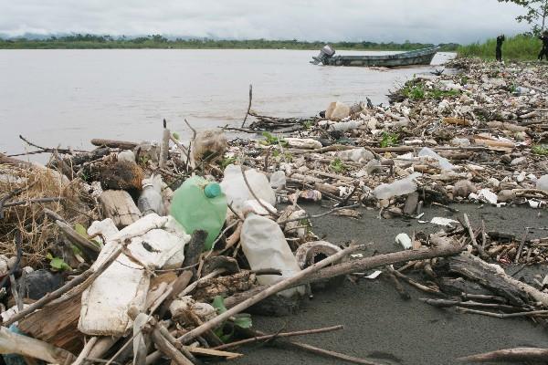 Además de plástico, el río lleva gran cantidad de sustancias químicas que contaminan el agua.