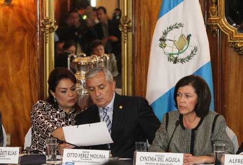 La ministra de Educación explica los cambios al magisterio, mientras la vicepresidenta Roxana Baldetti habla con el gobernante Otto Pérez Molina.