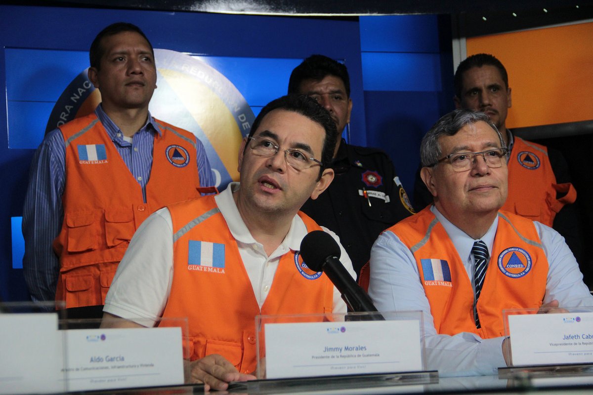Presidente Jimmy Morales y otros funcionarios durante conferencia de prensa en la Conred. (Foto Prensa Libre: Gobernación).