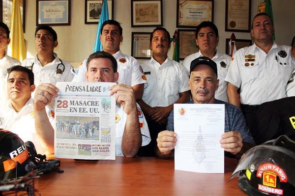 Los Bomberos Voluntarios de Retalhuleu enviaron su pésame a las familias del pueblo de Newtown, Connecticut, en Estados Unidos por el tiroteo en escuela. (Foto Prensa Libre: Rolando Miranda)<br _mce_bogus="1"/>