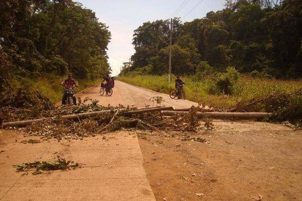 La ruta  7E,  que comunica  Alta Verapaz e Izabal, fue bloqueada por pobladores. (Foto Prensa Libre: Eduardo Sam)