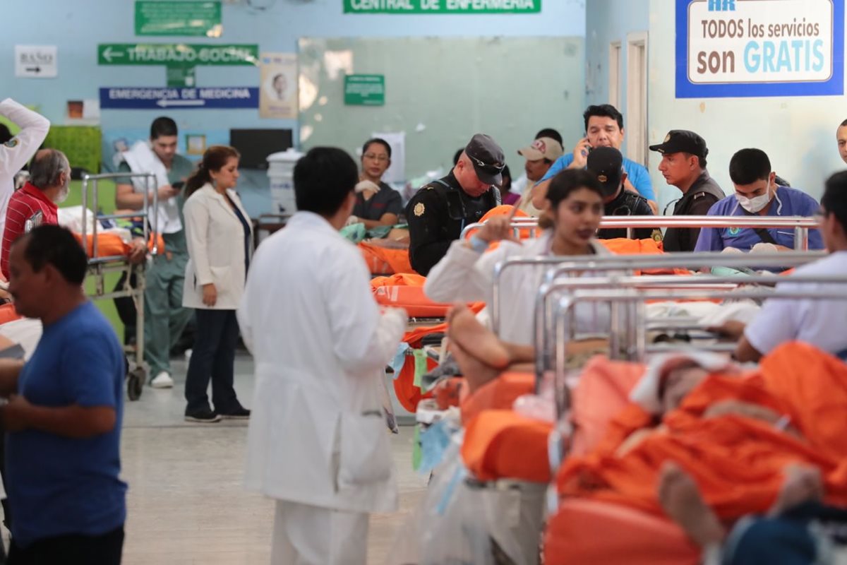 A la emergencia del Hospital Roosevelt llegó la mayoría de los heridos del accidente ocurrido en el kilómetro 18.3 de la ruta Interamericana. (Foto Prensa Libre: Hemeroteca PL)