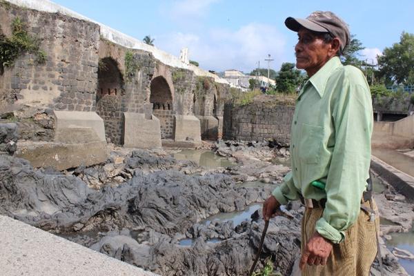 Las correntadas de agua socabaron la base del puente. (Foto Prensa Libre: Oswaldo Cardona)<br _mce_bogus="1"/>