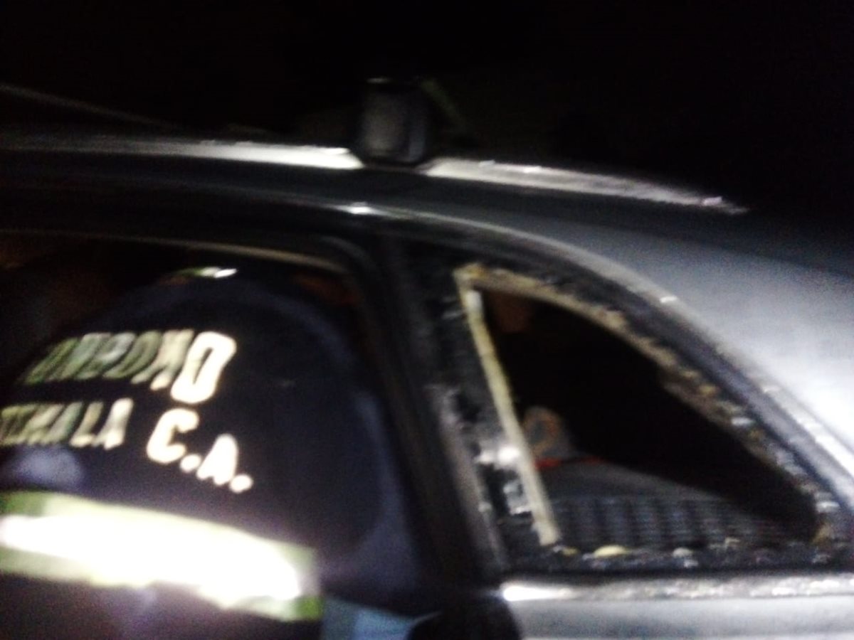 Socorristas utilizaron equipo especial para extraer el cuerpo del joven, ya que el vehículo estaba blindado. (Foto: Cortesía Bomberos Municipales Departamentales de Fraijanes)