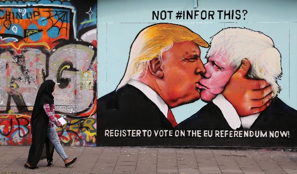 Donald Trump y Boris Johnson se besan en la boca en un mural en Bristol.(AFP).