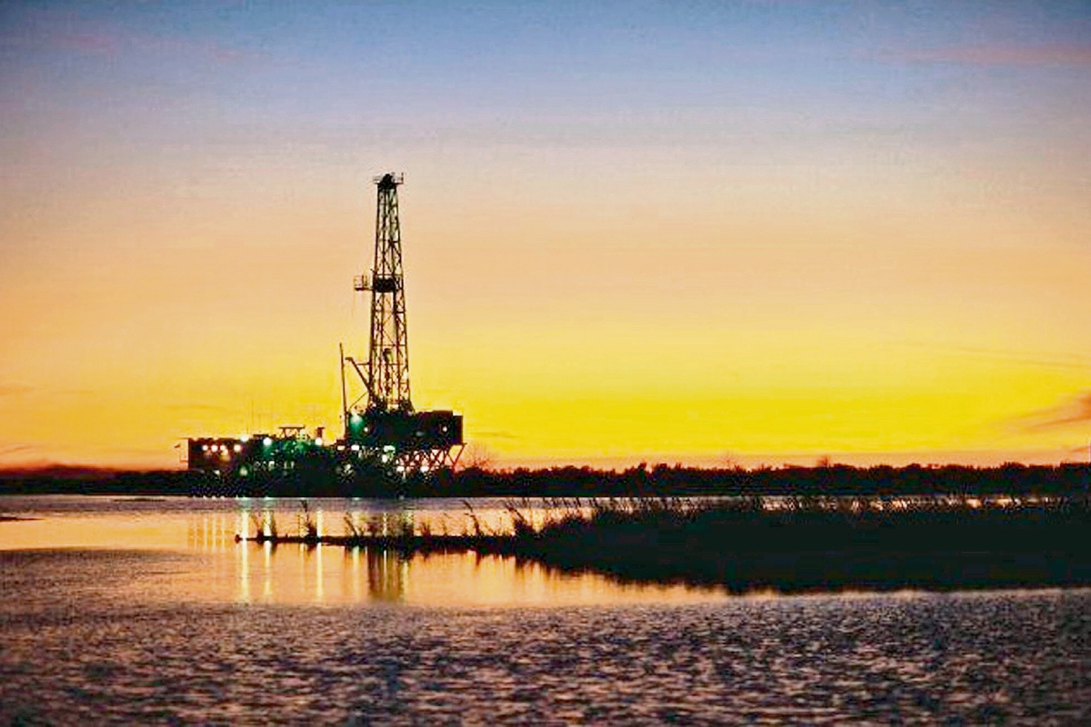 El petróleo se mantiene por debajo de los US$50.00. (Foto Prensa Libre: EFE))