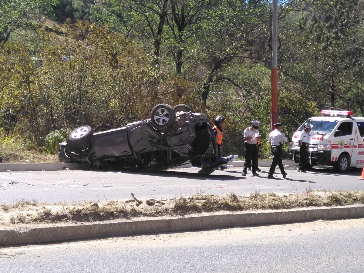 El vehículo en el que viajaba el viceministro volcó sobre el asfalto. (Foto Prensa Libre: Ángel Julajuj)