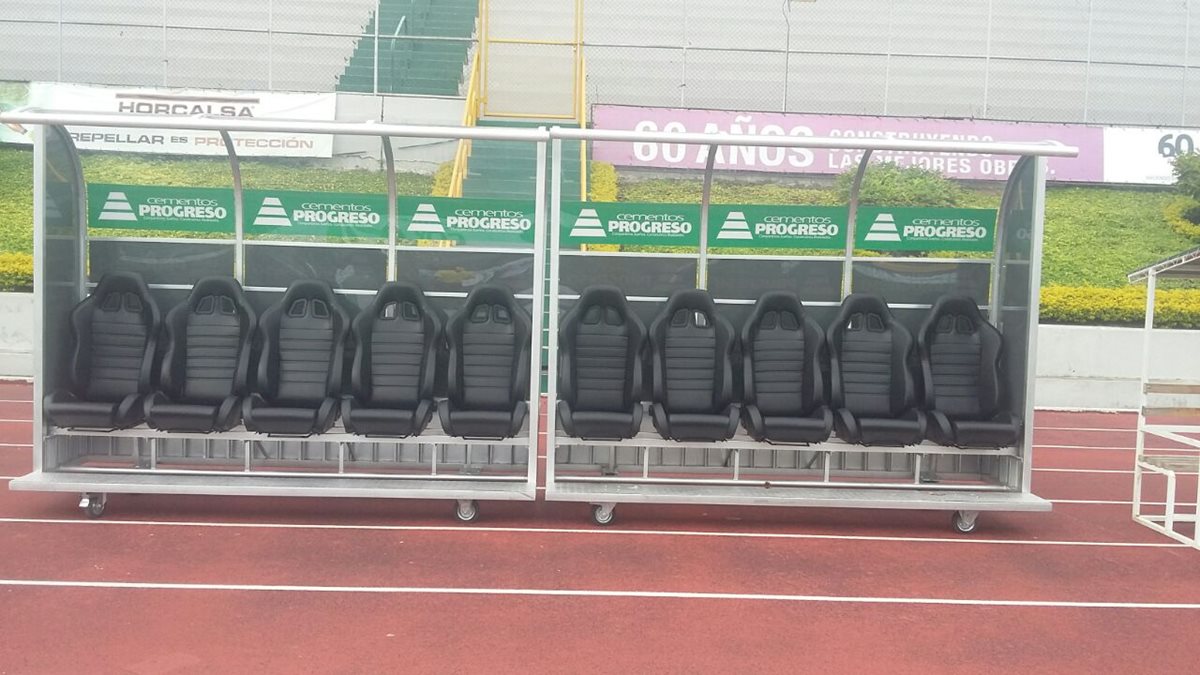 Las butacas darán mayor comodidad a los jugadores locales y visitantes en el estadio Cementos Progreso. (Foto Prensa Libre: Norvin Mendoza)
