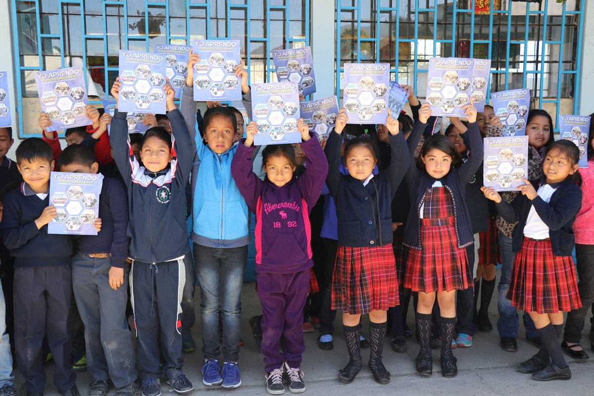 Los niños redactaron la revista en dos meses, lo cual llenó de orgullo a padres y maestros. (Foto Prensa Libre: Whitmer Barrera)