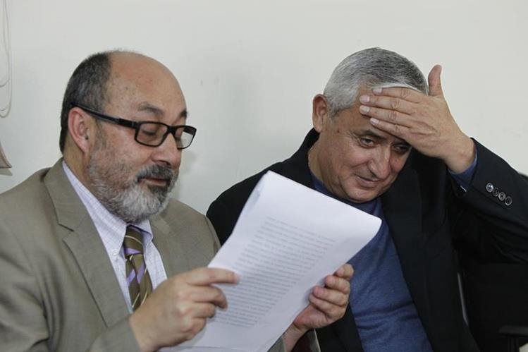 Moisés Galindo junto a Otto Pérez Molina. (Foto Prensa Libre: Archivo)
