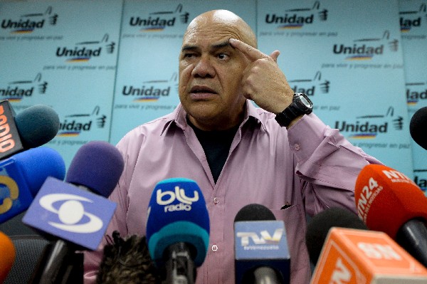 Jesús Torrealba, secretario general de la coalición habla con periodistas. (EFE).