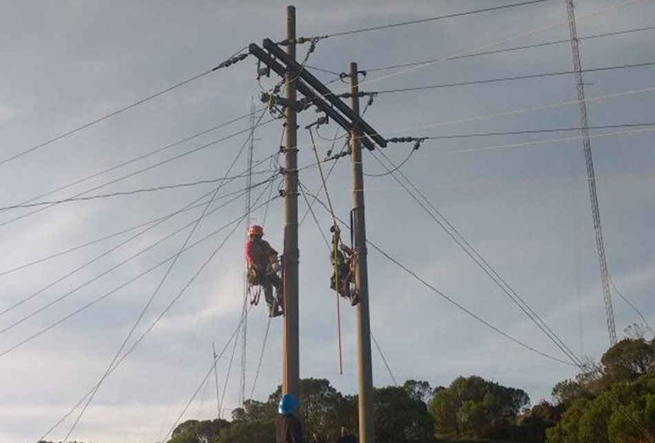 Trabajadores de Energuate corte el suministro de energía eléctrica en Tacaná. (Foto Prensa Libre: Whitmer Barrera)