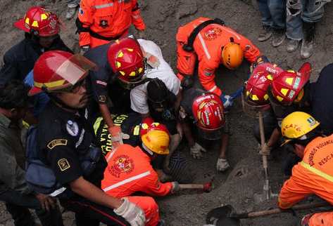 socorristas localizan los cuerpos de cuatro de siete personas que quedaron soterradas en una arenera de la  aldea El Recreo, Esquipulas Palo Gordo, San Marcos.